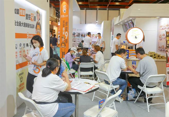 悟饕祭出0元加盟金好康吸引有志者进军餐饮市场，标榜后勤给力，加盟合作关系平均至少13年起跳。（粘耿豪摄）