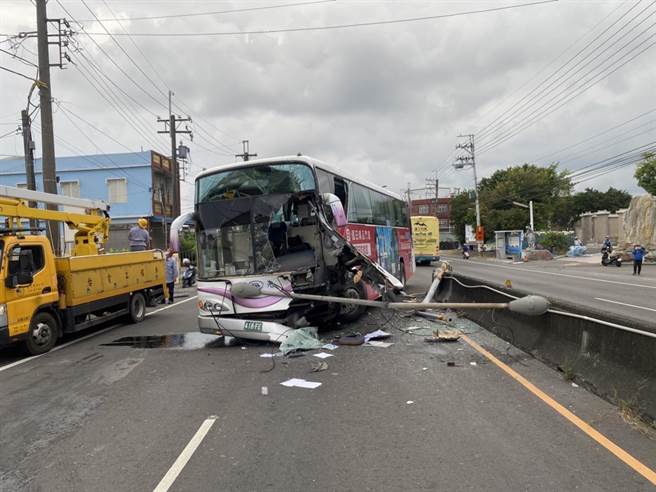 1辆国光客运由北往南行驶台17线屏东佳冬段时，疑因要闪避野狗而不慎撞上中央活动纽泽西护栏，且疑似车速过快而致车头全毁。（警方提供／谢佳潾屏东传真）