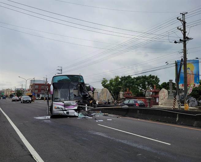 1辆国光客运由北往南行驶台17线屏东佳冬段时，疑因要闪避野狗而不慎撞上中央活动纽泽西护栏，且疑似车速过快而致车头全毁。（警方提供／谢佳潾屏东传真）