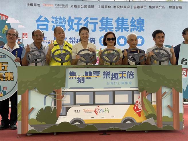 立委許淑華（中）等人參加台灣好行集集線通車典禮，強調搭好行往返台中至集集，將省時又省錢。（楊靜茹攝）