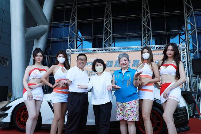 嘉義市長黃敏惠歡迎大家國慶連假來嘉玩，看超跑秀。（廖素慧攝）