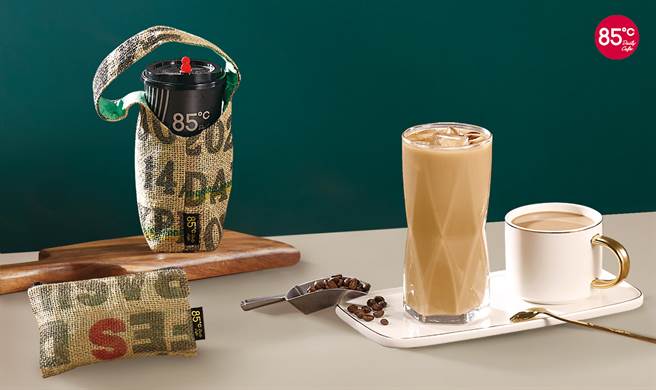 85度C庆世界咖啡日，不只有咖啡优惠，也推咖啡再生袋加价购活动。（85度C提供）