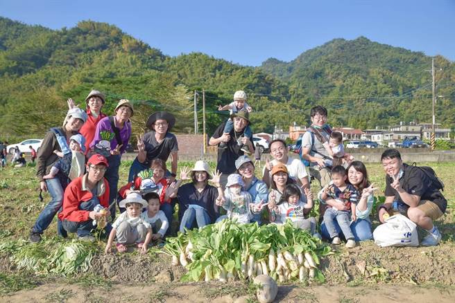 美浓白玉萝卜季活动今年11月如期举行，美浓农会即将开放民眾认股种植白玉萝卜。（高雄市美浓区农会提供／林雅惠传真）
