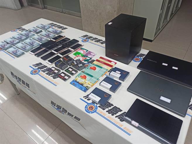 警方查扣現金105萬、行動電話、冷錢包、筆記型電腦及泰達幣點數卡一批等贓證物。(翻攝照片／林郁平台北傳真）