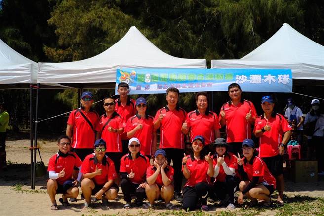 第9屆離島縣聯合運動會於今(23)日在澎湖隆重開幕，金門木球隊由領隊李光杏(二排中)、教練董燊(二排右3)帶領參加比賽(圖金門縣政府提供)