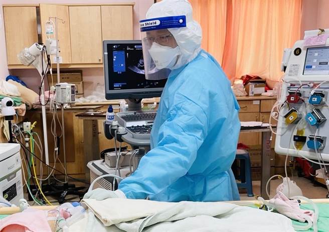 台中9月大男婴感染新冠病毒引起心肌炎，以叶克膜抢救10多天。（台中荣总提供／潘虹恩台中传真）