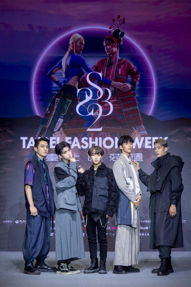 《原子少年》冠军团「天王星」分别以oqLiq、be homme、DYCTEAM现身力挺台湾设计师。（臺北时装周提供）
