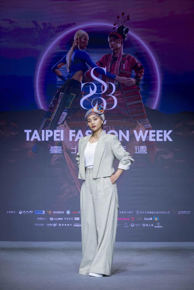阿爆以台湾设计师品牌Yentity西装现身「臺北时装周SS23」展前记者会。（臺北时装周提供）