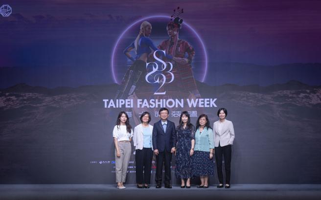 文化部常务次长李连权（左3）与各部会出席代表合影。（臺北时装周提供）