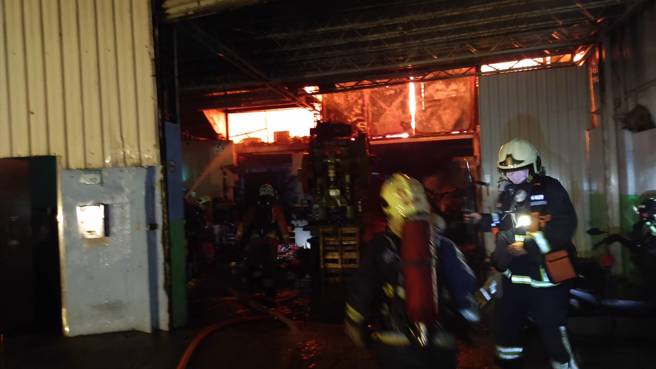 新北市新庄区思源路一处巷弄内今（23）晚7时许发生火警，该栋3层楼的工厂在2楼处窜出大量浓烟，火势随即延烧，火势在7点49分已获控制。（消防局提供）