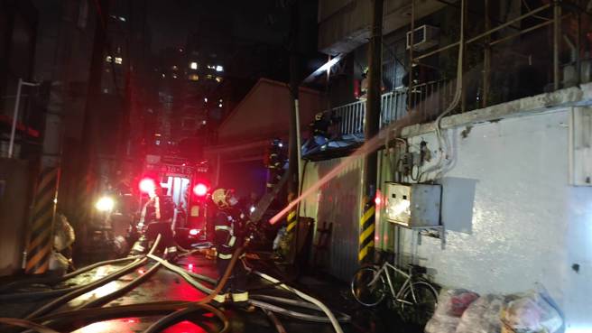 新北市新庄区思源路一处巷弄内今（23）晚7时许发生火警，该栋3层楼的工厂在2楼处窜出大量浓烟，火势随即延烧，火势在7点49分已获控制。（消防局提供）