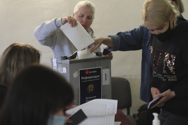 俄罗斯掌控下的4个乌克兰地区今天展开公民投票，决定是否加入俄罗斯联邦。图为卢甘斯克（Luhansk）一处临时投票所。(图/美联社)  