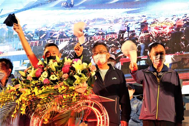 第9届离岛三县联合运动会23日于澎湖县立田径场举行，澎湖县长赖峰伟、金门县长杨镇浯、连江县长刘增应三人合体共同主持。（张茂雄摄）