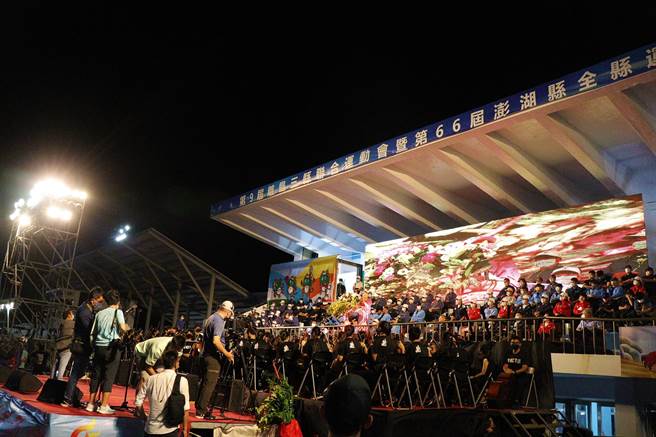 离岛三县联合运动会由金门、连江及澎湖每两年轮流办理，今年由澎湖县负责主办，开幕典礼除了选手进场及点燃圣火仪式外，现场多个精采表演开启序幕。（张茂雄摄）