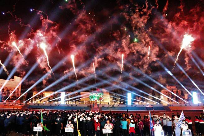 来自澎湖、金门及连江三县选手队职员外，共有贵宾、运动员近3000人。（张茂雄摄）