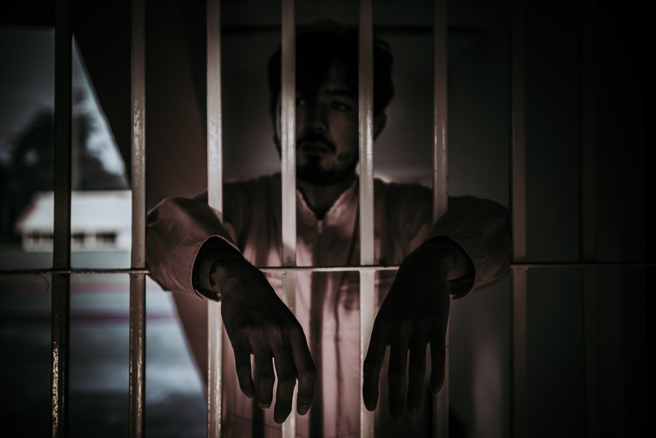 男子入监后遭妻子提出离婚，他满心愧疚同意，没想到1年后他却得知妻子生子了，经推算他就是生父，他因此决定对妻子的外遇对象提告。（示意图/shutterstock）