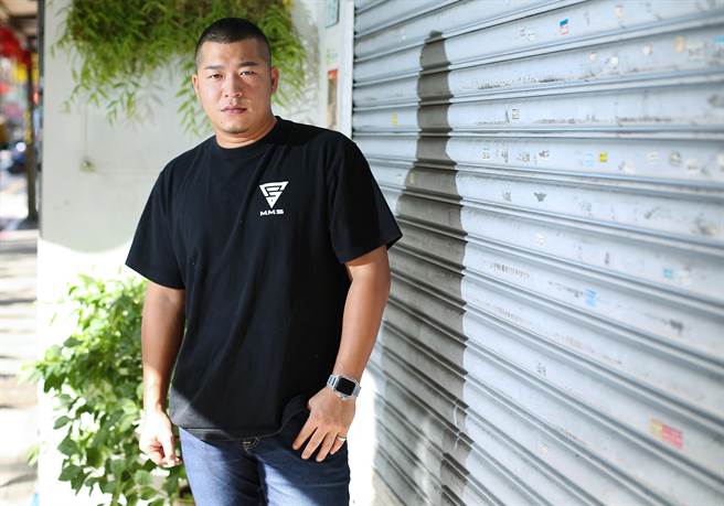 有阅读障碍的草爷，感谢导演给他演出机会。（陈俊吉摄）