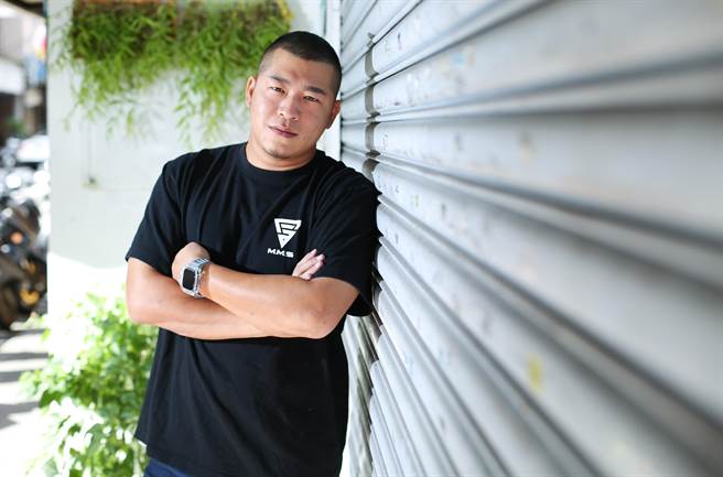 草爷欲剷肉10公斤，走金钟红毯。（陈俊吉摄）