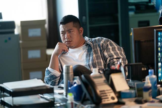 草爷在《逆局》饰演刑警「石头」一角，十分接地气。（爱奇艺国际站提供）