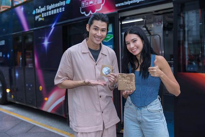 瓦伦缇娜和李玉玺开心交换礼物。（华纳音乐国外部）