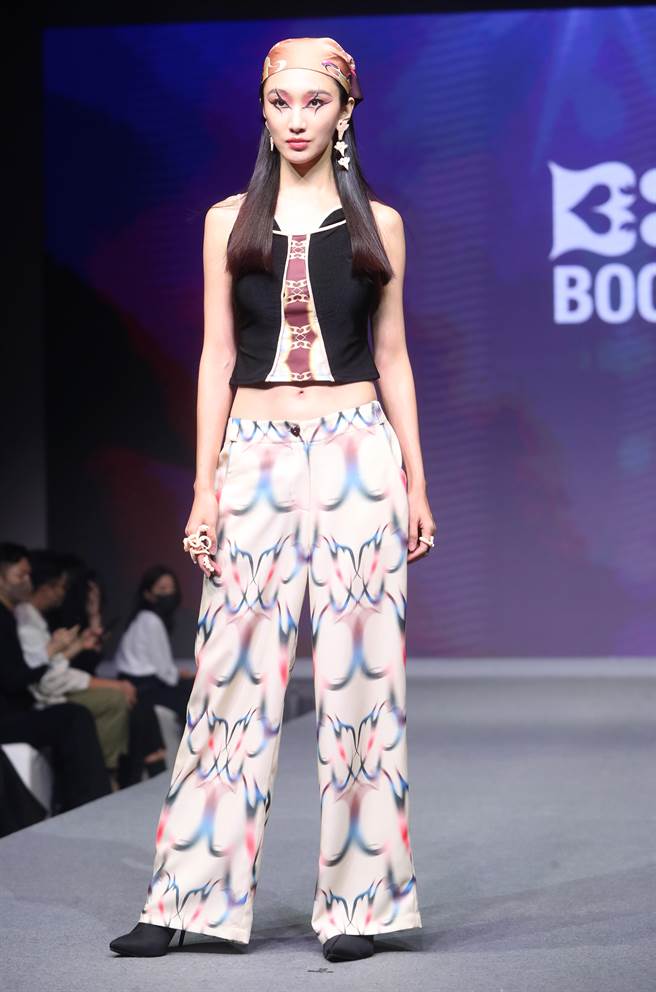 「2022臺北时装周SS23」宣告活动，由设计师品牌 「BOO」所设计的服饰。（郑任南摄） 