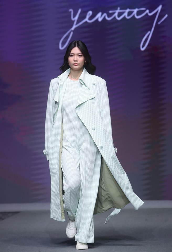 「2022臺北时装周SS23」宣告活动，由设计师品牌 「Yentity 」所设计的服饰。（郑任南摄）