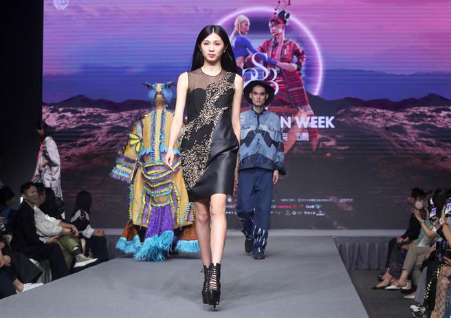 「2022臺北时装周SS23」宣告活动，由设计师品牌 「汪俐伶暧」所设计的服饰。（郑任南摄） 