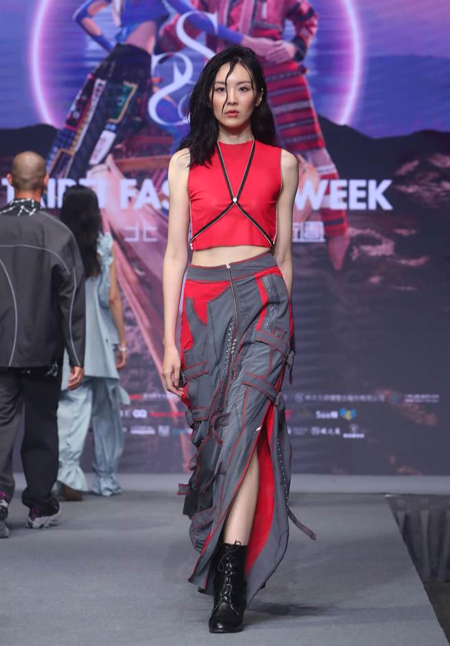 「2022臺北时装周SS23」宣告活动，由设计师品牌 「JENN LEE」所设计的服饰。（郑任南摄） 