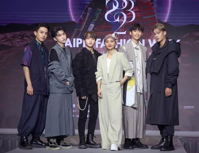 「2022臺北时装周SS23」宣告活动，金曲唱作歌后阿爆（中）与当红团体「原子少年」上台展示服饰。（郑任南摄）