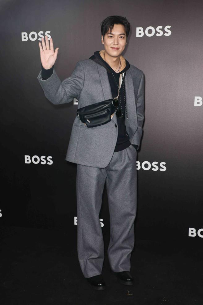 李敏镐出席BOSS2023春夏大秀，以帽T搭配灰色西装展现休閒自适，阐述品牌「Be Your Own Boss」价值。（CFP）