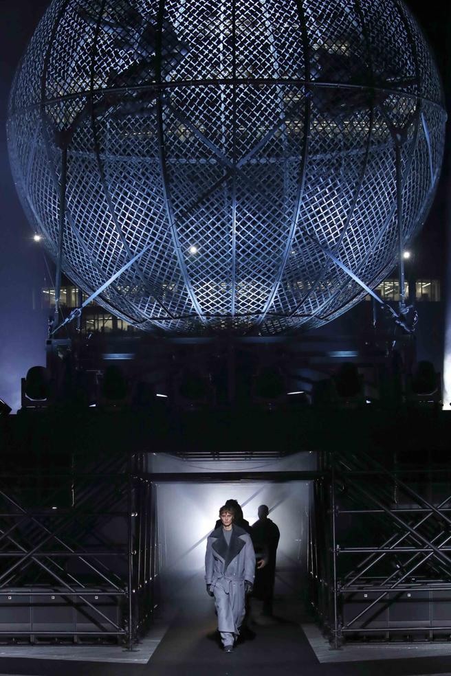 本季秀场设计灵感源于摩托车赛，在秀场特别设置巨笼让摩托车手们展开对抗地心引力的极限演出。（美联社）