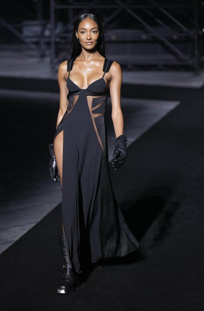 超模卓丹邓以性感礼服为BOSS 2023春夏大秀走秀。（美联社）