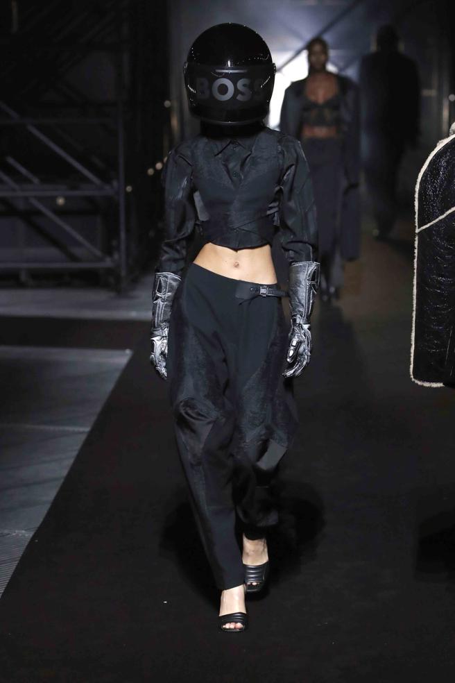 本季服装色调低调，但廓型包罗正式、休閒、性感等服装线条，阐述「Be Your Own Boss」核心价值。（美联社）