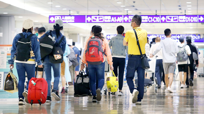 日方雖開放自由行，但不承認高端疫苗，因此施打高端的民眾必須自費3500做PCR檢測，陰性後才能入境。(圖／范揚光攝)