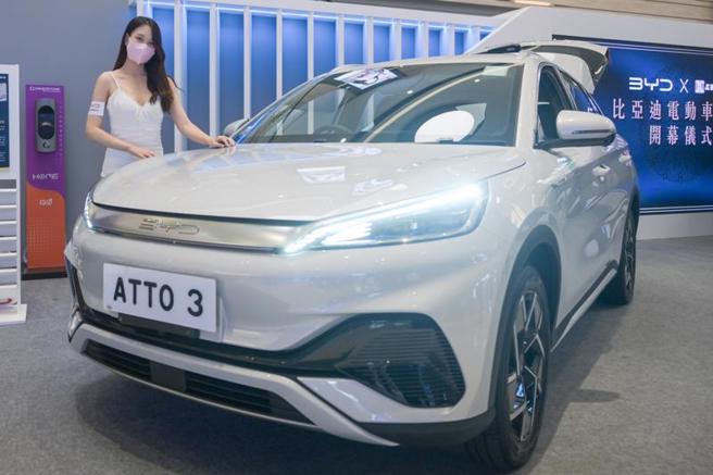 大陸電動汽車新秀比亞迪公司創辦人王傳福表示，大陸鋰資源足夠供應3億台電動車需求，但現在市場增長迅速，開採較慢，供應上比較緊張。圖為香港首電動車展上的比亞迪。（圖／中新社）