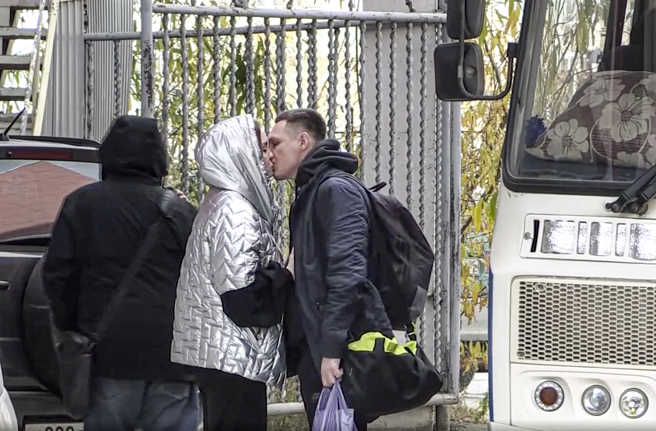 女子与收到兵单的男友吻别。(图/美联社)  
