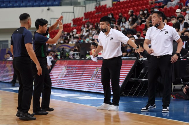 RISING STARS教练陈世念(右一)被吹第二次技术犯规宣告驱逐出场。(中华篮协提供)