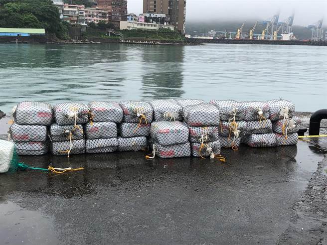 基隆地检署起诉在外海丢包K他命的戴姓船主及陈姓船长，并声请没收渔船。（基隆地检署提供／张志康基隆传真）