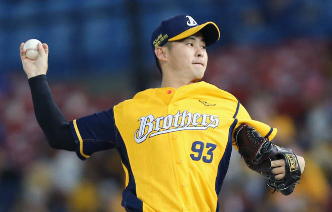 中信兄弟先发投手吴哲源3.2局失7分，靠队友火力支援躲败。（范扬光摄）