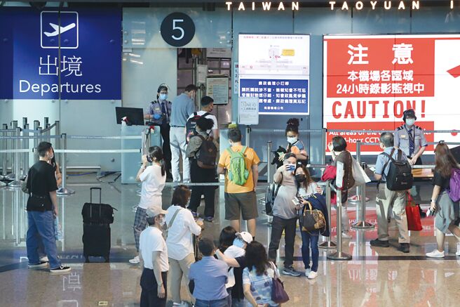 「0+7」即将上路，加上组团禁令也将同步解除，旅行社纷纷启动促销计画，期待抢攻出国商机。图／本报资料照片