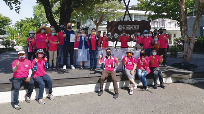 正大所资深经理江睿垚代表正大至台东圣母医院捐赠30台电脑。图／正大提供