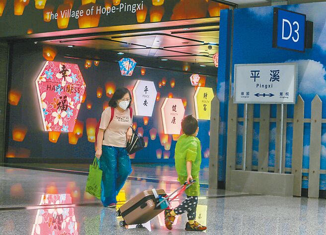 国境解封倒数，观光股昨在台股一片惨绿中表现亮眼，旅行社、饭店业两大族群最强势。图为国内旅游虽夯，民眾更期待出国去玩。（陈麒全摄）