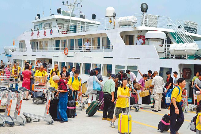 陆委会表示，小三通未来「当然会重启」，但需考量疫情及两岸互动情势。图为旅客搭金厦航线游轮往返两岸。（中新社）