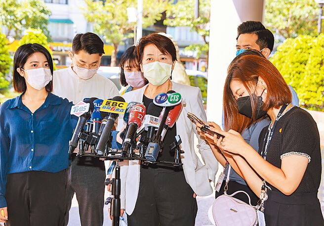 民眾党新竹市长参选人高虹安引发学歷歧视风波，民眾党主席、台北市长柯文哲22日以「恶霸性侵女生」为高抱屈，台北市长参选人黄珊珊（中）接受媒体访问表示，柯市长逻辑是对的，但比喻不恰当。（罗永铭摄）