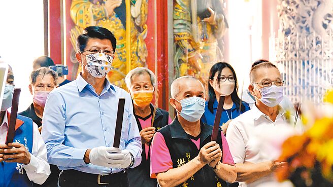 國民黨台南市長參選人謝龍介（右三）啟動「百廟祈福」行動，並推出10大競選政見。（謝龍介團隊提供／洪榮志台南傳真）