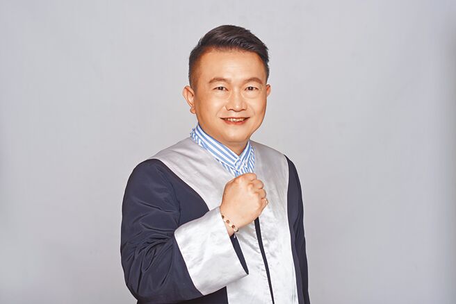 无党籍台南市长参选人吴炳辉为执业律师。（吴炳辉提供／曹婷婷台南传真）
