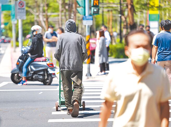 行政院主计总处昨公告，8月失业率为3.79％。（中央社）