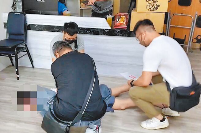 台南市永康警分局侦办刑案时意外发现，有人蛇集团以月薪10万元到柬埔寨担任打字员，诱骗民眾出国从事诈骗工作，循线攻坚逮人。（警方提供）