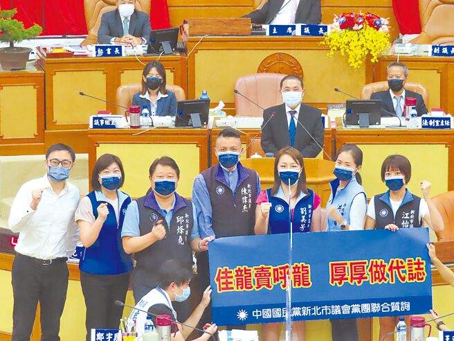 新北市议会国民党团昨在议会戳破气球，象徵戳破民进党参选人林佳龙的空洞。（叶德正摄）