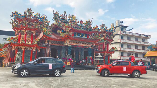 民进党质疑许淑华家族涉嫌在庙旁的私人招待所（右）乔自肥工程，怕选举被攻击早已拆除。（杨静茹摄）